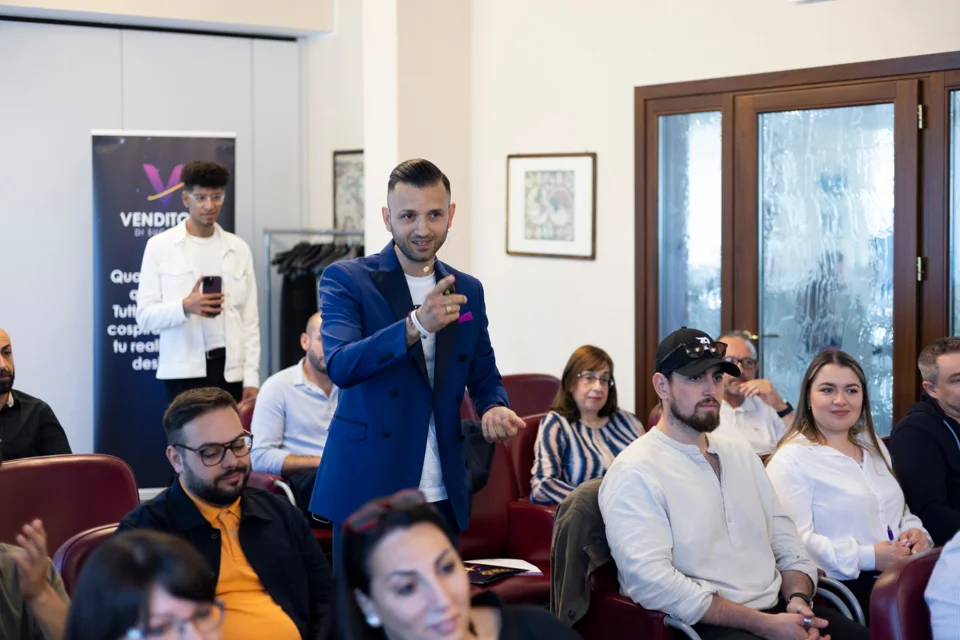 Stefano Giagheddu a confronto con i partecipanti durante un evento dal vivo